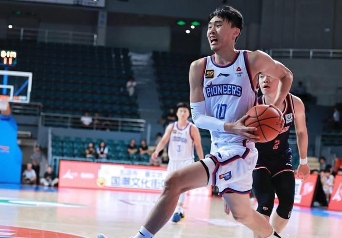 北控又一笔签约达成!2米06潜力锋线投奔张庆鹏,能否获得重用?